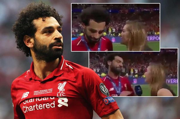  على الهواء مباشرة.. محمد صلاح يهرب قبلة فتاة شقراء 