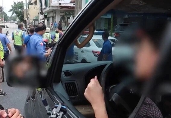 شرطي يسجل أغرب مخالفة مرورية ضد فتاة !