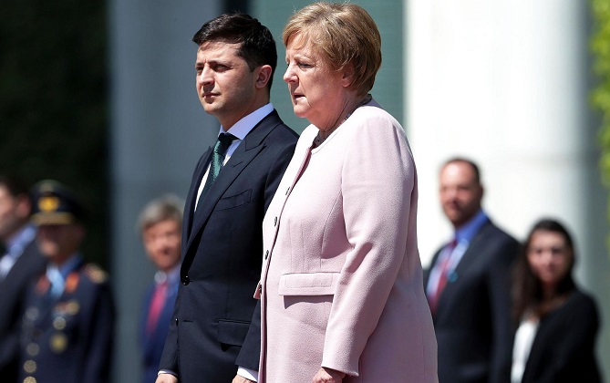 ميركل ترتجف بشدة خلال استقبالها الرئيس الأوكراني