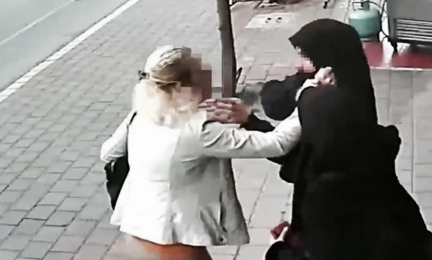 فيديو اعتداء على مغربية مُحجبة يَخلق جدلا واسعا في الهند