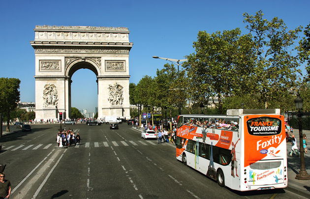  باريس تعتزم منع حافلات السياح في شوارعها بعد الشكاوى من "السياحة الجماعية" 