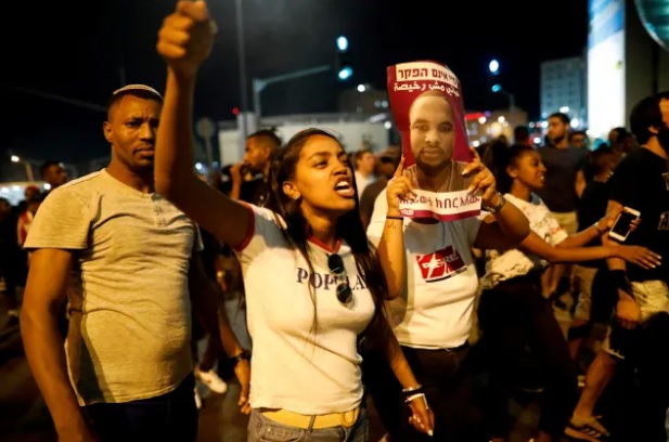  يهود يحتجون في إسرائيل ويرفعون شعار "الله أكبر وفلسطين حرة" 