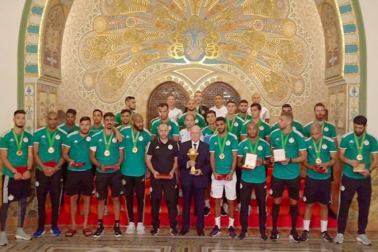 الجزائر.. الرئيس المؤقت يمنح "محاربي الصحراء" أعلى وسام وطني