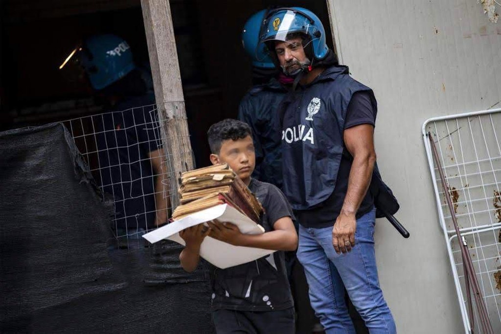  صورة طفل مَغربي يَحمل كتبه ويُغادر منزل عائلته مضطرا تثير ضجة في إيطاليا 