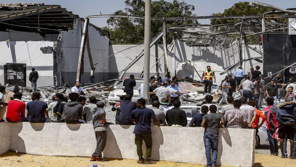 مغربي ضمن ضحايا قصف قوات حفتر لمركز إيواء المهاجرين بطرابلس