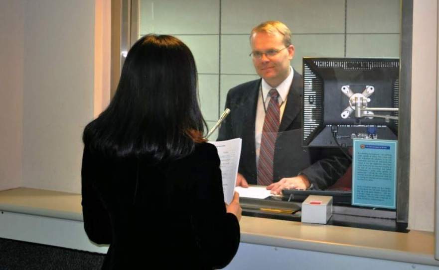 السفارة الأمريكية بالرباط تطلب من المغاربة الاطلاع على محتوى صفحاتهم على مواقع التواصل الاجتماعي للحصول على التأشيرة