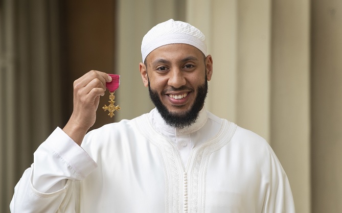  بريطانيا تُكرِّم إمام مسجد لحمايته "إرهابيا" 