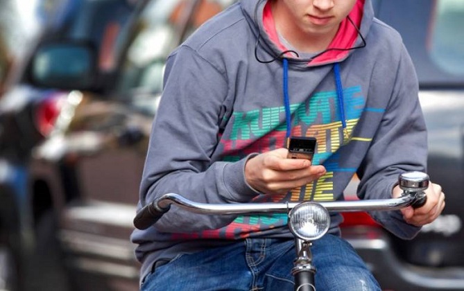  حظر استخدام الهواتف المحمولة أثناء قيادة الدراجات 