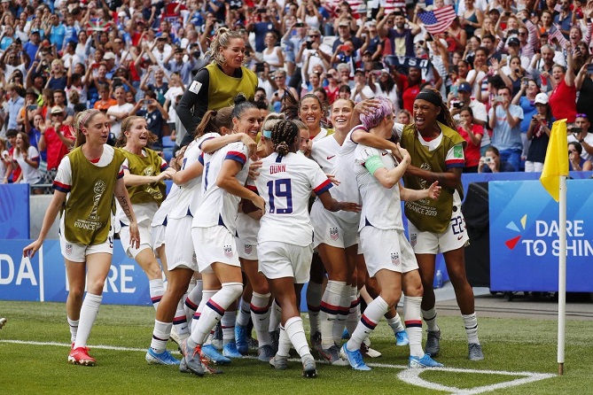 سيدات أمريكا يتربعن على عرش الكرة العالمية