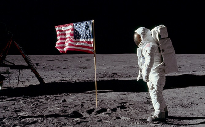 صخور القمر تلقي ضوءا جديدا على براكين الأرض