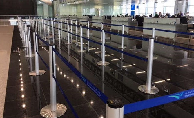 كاتب سعودي: لماذا لا تغلق المطارات وقت الصلاة؟