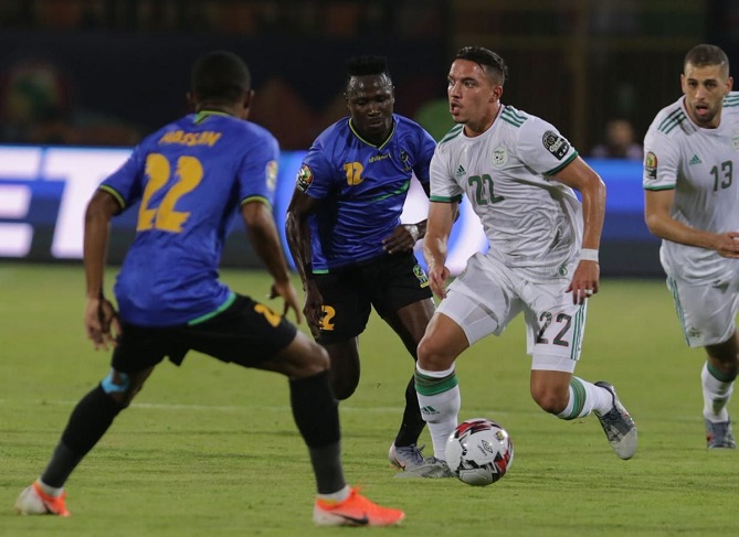 منتخب الجزائر يكتسح تنزانيا بثلاثية ويتأهل لدور الـ 16 بالعلامة الكاملة