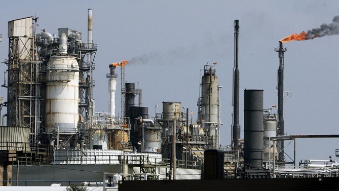 التوتر في مضيق هرمز يرفع أسعار النفط