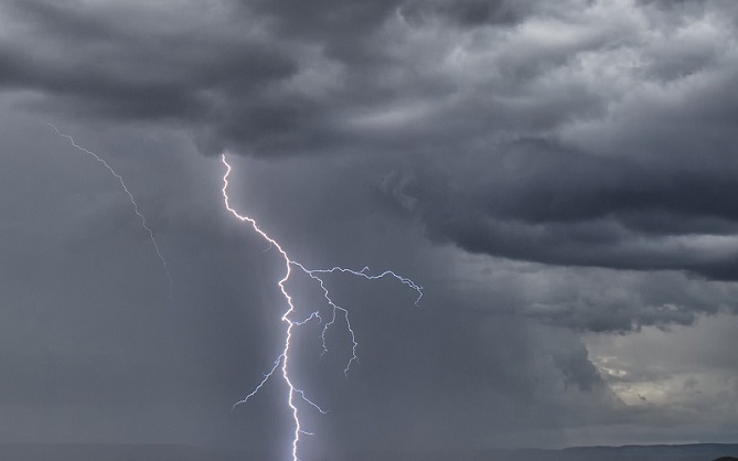 زخات رعدية قوية وطقس حار بعدد من مناطق المملكة (نشرة خاصة)