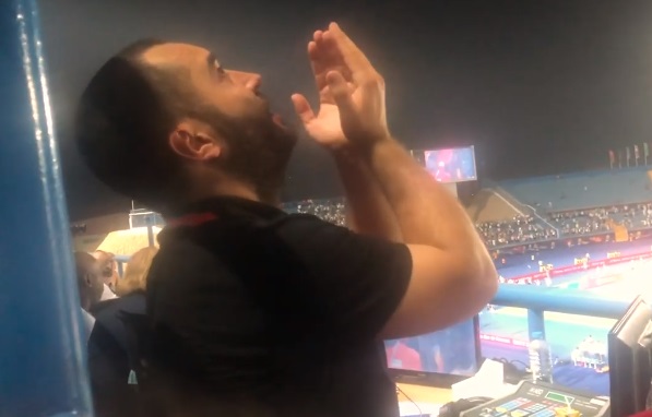  دموع صحفي جزائري بعد تأهل متنخبه 