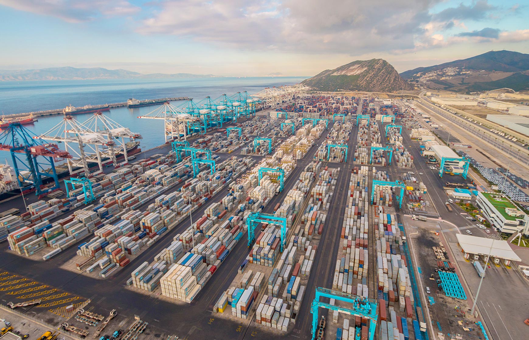  جون أفريك: طنجة المتوسط منشأة ضخمة حافظت على جاذبيتها رغم كورونا 