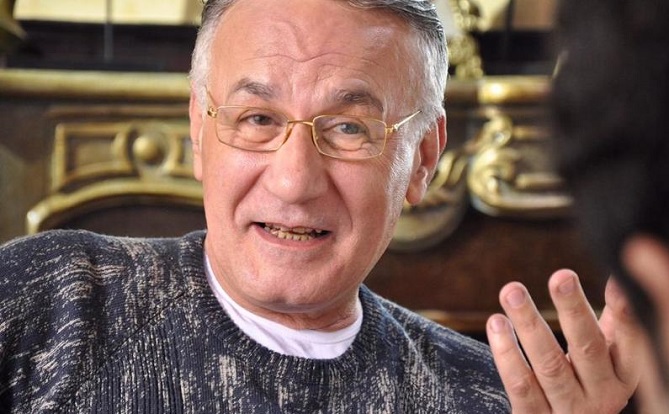 وفاة الفنان المصري عزت أبوعوف