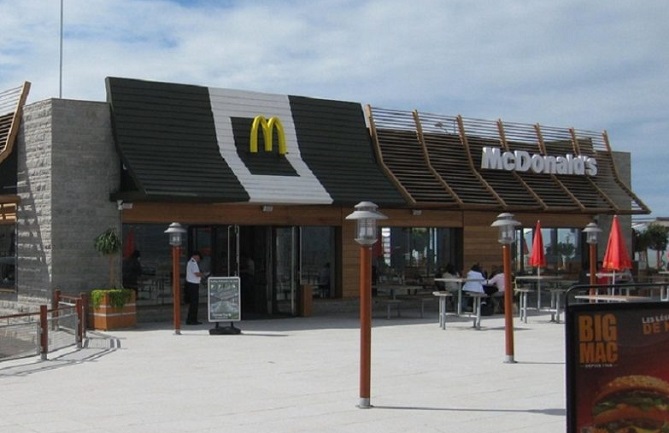  فوضى بعد انقطاع الكهرباء بـ McDonald's طنجة 