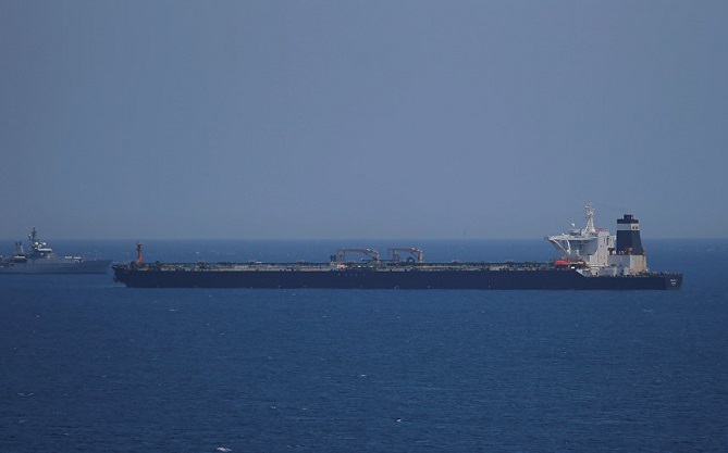 غموض كبير يلف مسار ناقلة النفط الإيرانية!