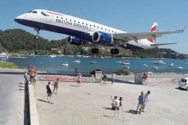 هبوط طائرة فوق رؤوس رواد شاطئ يوناني