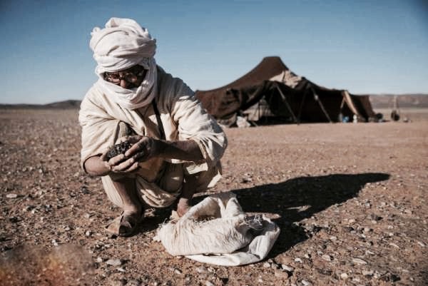  صائدو "النيازك" في المغرب.. باحثون عن بيع ما تجود به السماء من ملايين! 