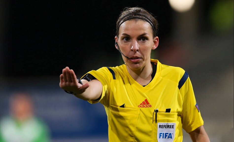  لأول مرة في التاريخ.. امرأة حكما للسوبر الأوروبي بين ليفربول وتشيلسي 