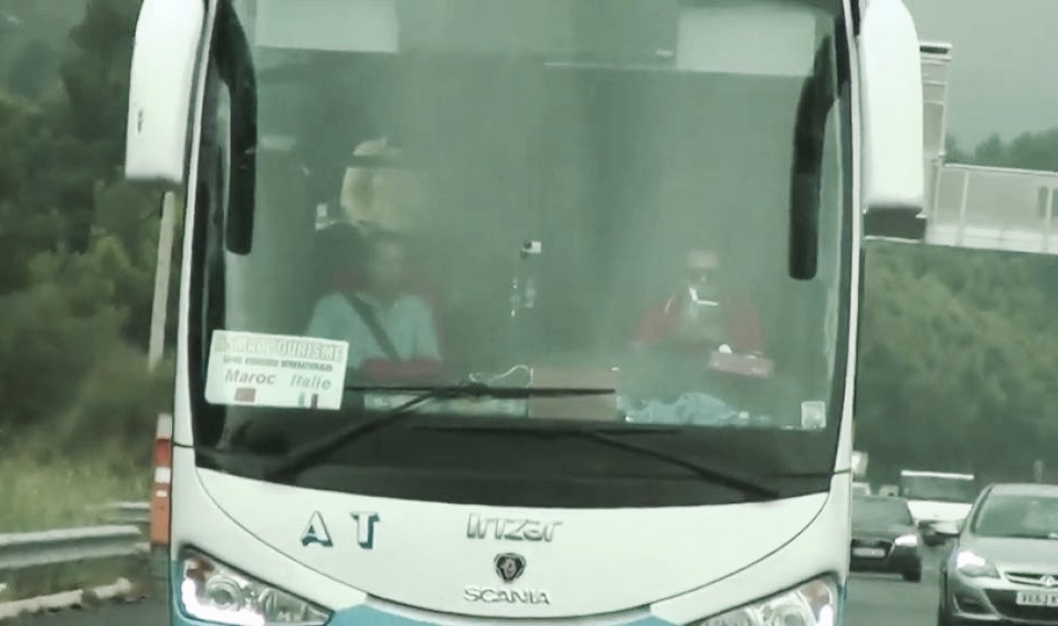  اعتقال سائق حافلة مغربي كان يقود ويتلو القرآن على الطريق السيّار الفرنسي! 