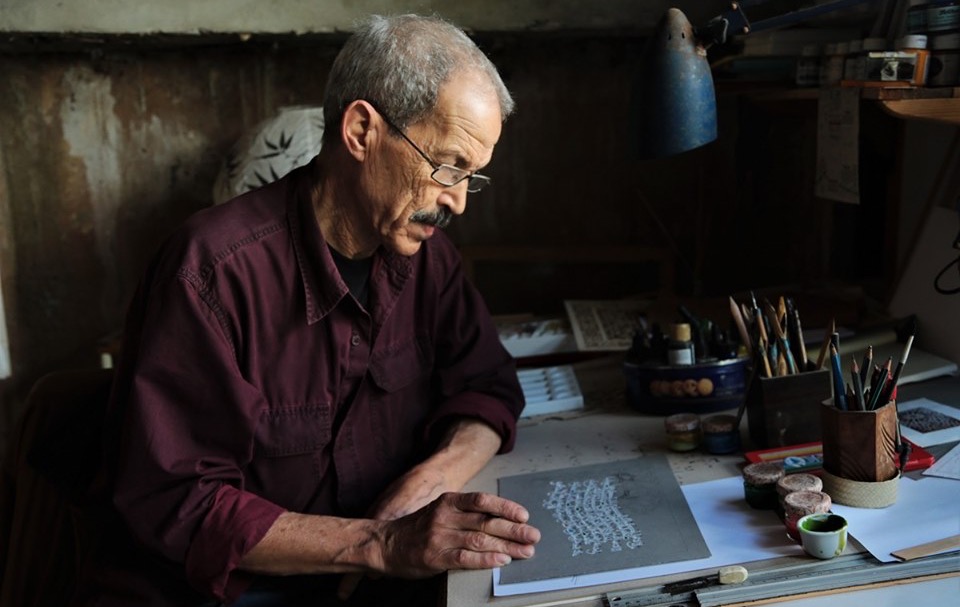  عبد الحميد الزبير.. فنان متعدد المواهب يَجمع بين الخط والنحت والفن التشكيلي 