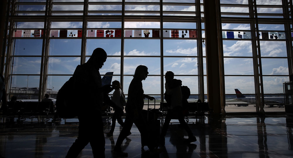 "أنت مرصود ومعرض للسرقة".. العاملون في المطارات يكشفون أسرارا خطيرة