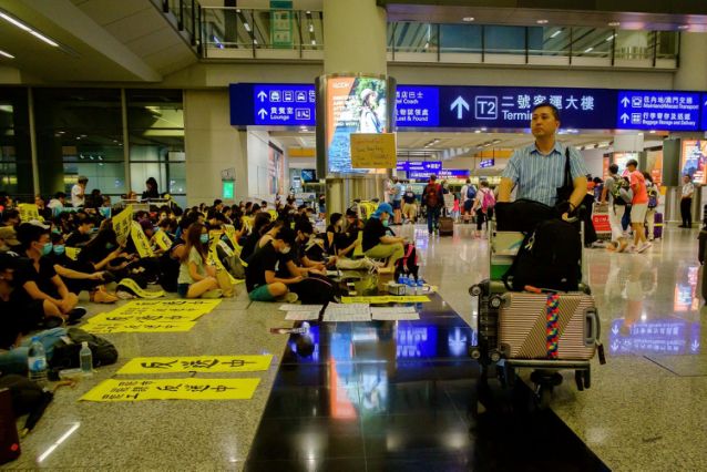 بسبب احتجاجات ضد الحكومة.. مطار هونغ كونغ يَلغي جميع الرحلات الجوية