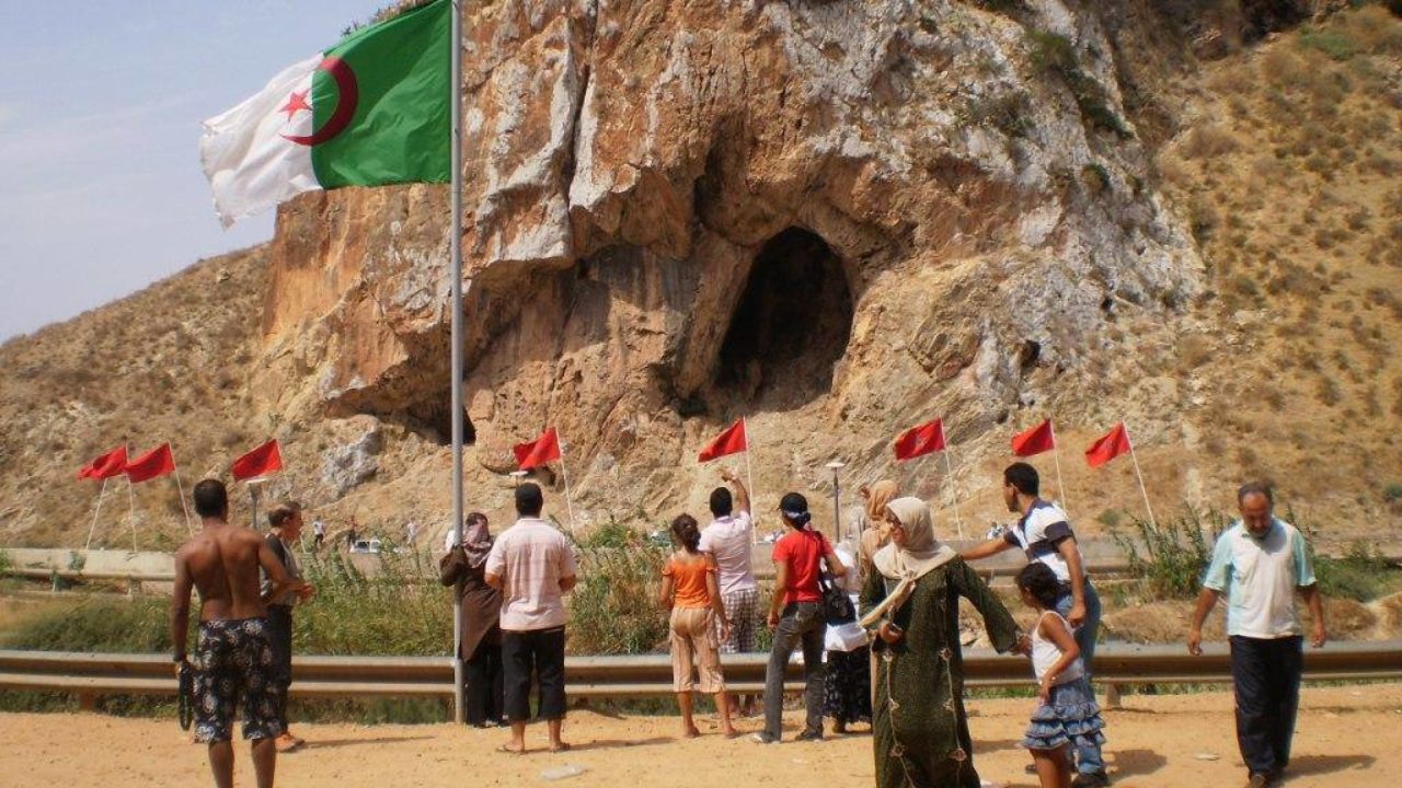  جزائريون يُنظمون وقفة "رمزية" للمطالبة بفتح الحدود مع المغرب 