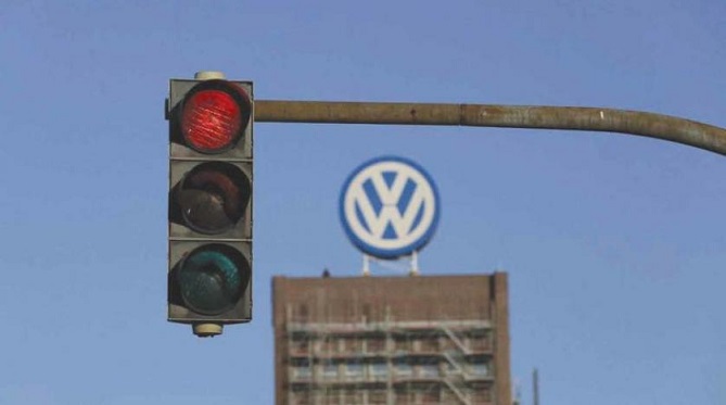  طفل يستدعي الشرطة لأبيه لتجاوزه الضوء الأحمر 