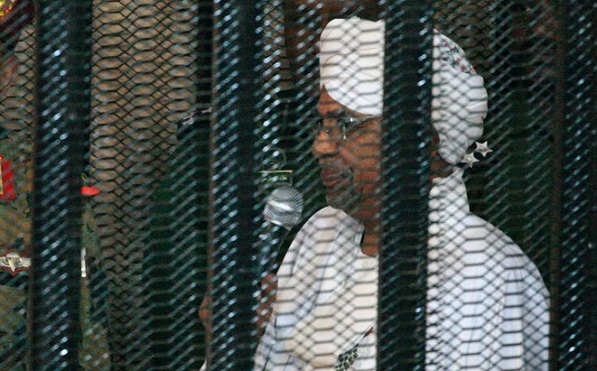  البشير أثناء محاكمته: استلمت ملايين الدولارات من السعودية والإمارات 