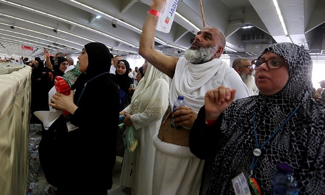  الحجاج يواصلون رمي الجمرات في أول أيام التشريق 