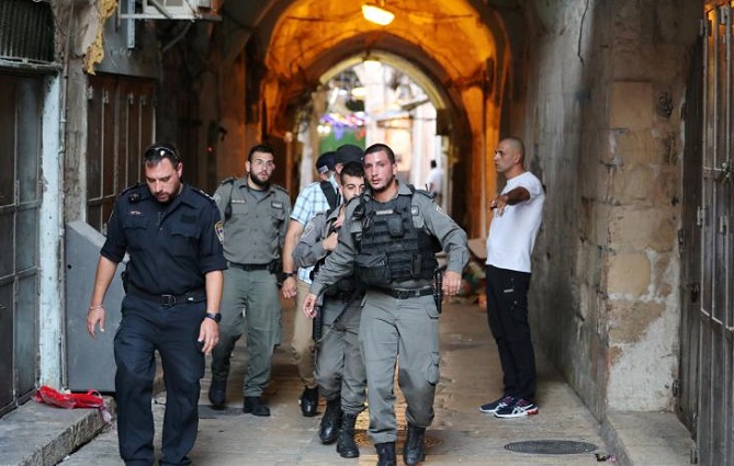 الشرطة الإسرائيلية تقتل فلسطينيا طعن أحد عناصرها