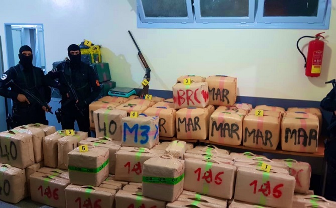 الحسيمة.. إحباط عملية للتهريب الدولي للمخدرات وحجز طن و216 كلغ من مخدر الشيرا