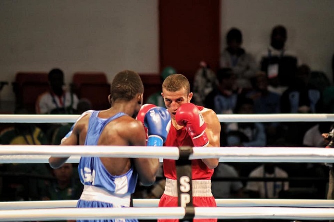 المغربي حموت يتوج بذهبية الملاكمة في الألعاب الإفريقية