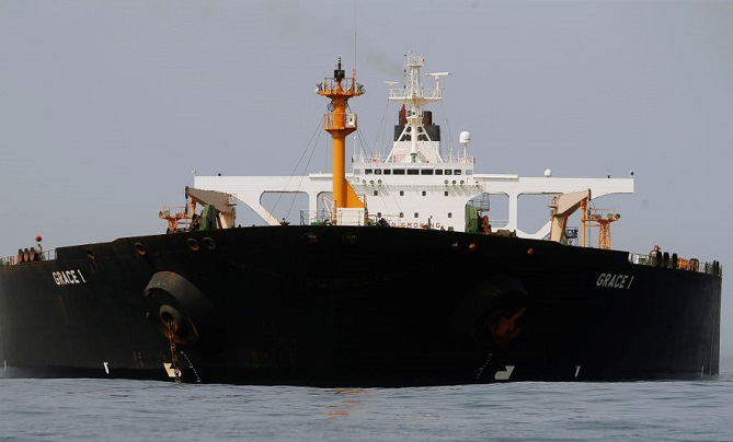 سفينة حربية ترافق ناقلات النفط البريطانية في الخليج