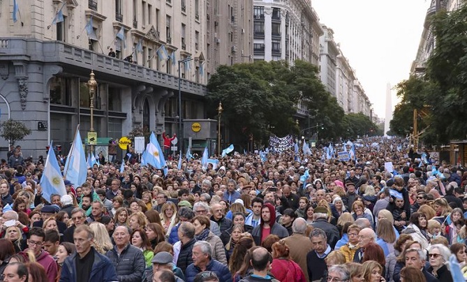 آلاف ينزلون للشوارع دعما للرئيس الأرجنتيني