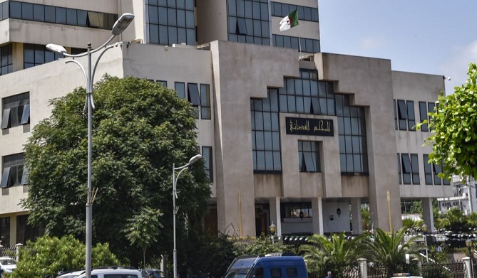 محكمة جزائرية تأمر باحتجاز وزيرين سابقين