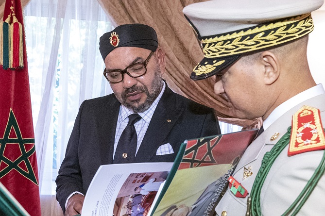 الجنرال الوراق يقدم للملك كتابا حول الجيش