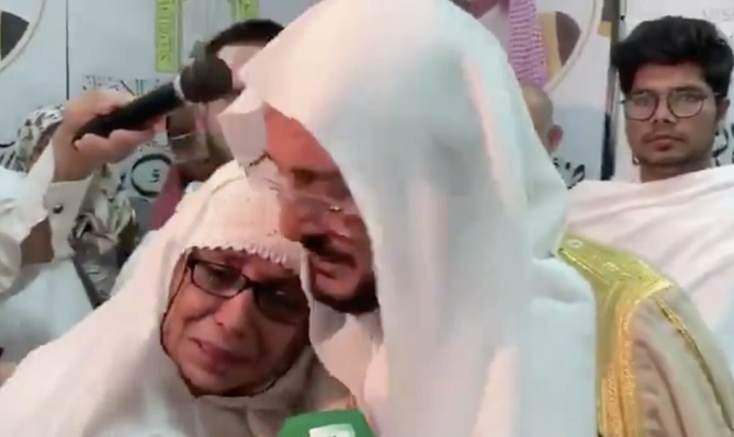 احتضان حاجة عجوز يضع وزيرا سعوديا في مأزق