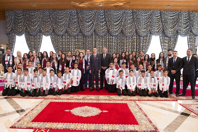 ولي العهد يستقبل أطفال القدس بأمر من الملك