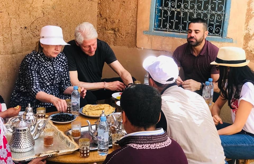 آل كلينتون والمغرب.. علاقة حب من التسعينات تنبعث من جديد في قرى مراكش