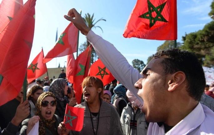 "علاش مُورَال المغاربة طايح".. قراءة سيكولوجية وسياسية واجتماعية للظاهرة