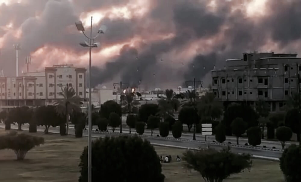  في هجوم نوعي.. طائرات الحوثيين  تصيب أكبر معمل لتكرير النفط في السعودية 