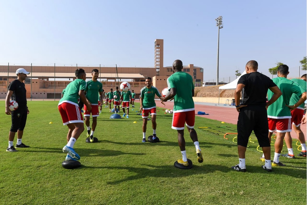  "المحليون" يُسافرون غدا للجزائر.. وعموتة متفائل بتحقيق نتيجة إيجابية 