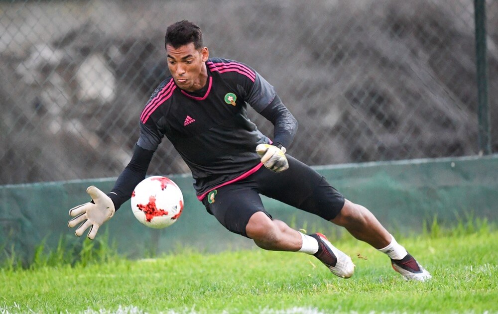 التاكناوتي يثير الجدل مع "المحليين" بعد رفضه مقعد البديل أمام الجزائر