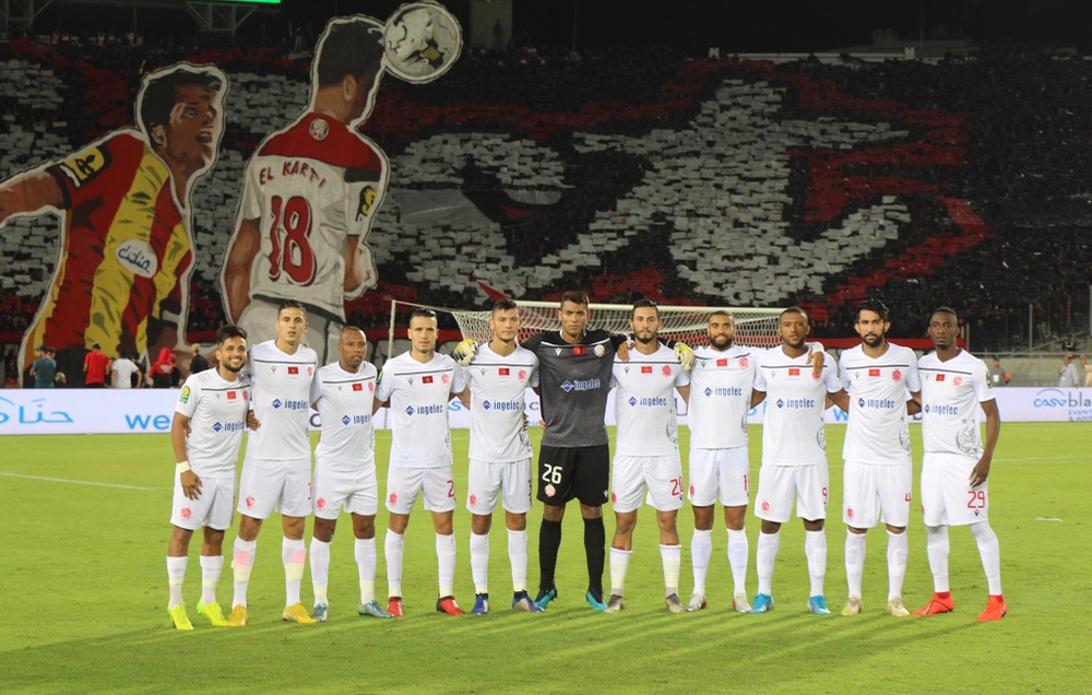  جمهور الوداد يحتج على "الكاف" بارتداء السواد ورفع تيفو في مباراة "نواديبو" 