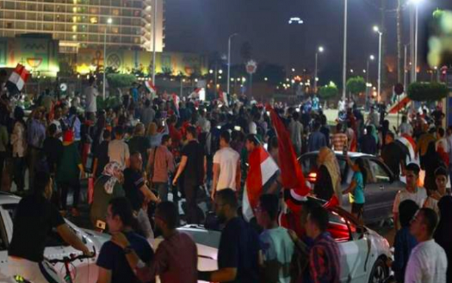 المصريون يُكسّرون الخوف ويخرجون للشوارع مطالبين برحيل السيسي